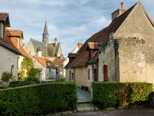 Montresor punches above its weight in terms of being picturesque. Here, we see Impasse/blind alley Nicolas Potocki with La Collegiale church behind. *Shutterbugs DO NOT miss this corner. It has 360 views of France Profonde. For example, our third shot at the very start of this TR (vertical red vine and historic homes) was taken at the immediate right here. 
