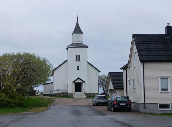 Passing by the Andnenes church, on our way back to the apartment