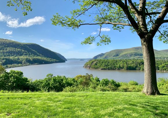 Located on the Hudson river, there are many gorgeous views. 