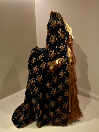 That’s the back of the dress on the left. Crazy!! 