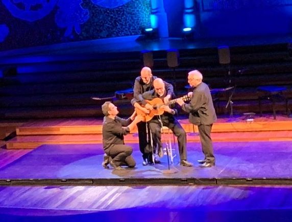 The 3 guitarists and 1 percussionist play MJ’s Billie Jean on 1 guitar. Amazing rendition.