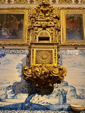 Very gold church at the Tile museum