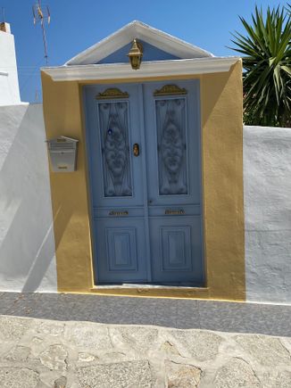 Such a pretty door, love the knocker.