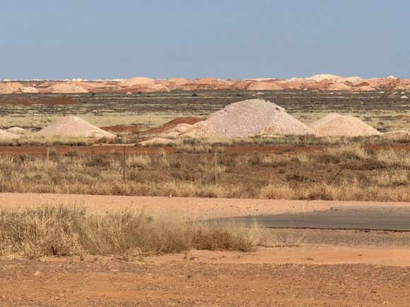 Zillions of these mullock piles around the town, each one adjacent to an opal mine hole