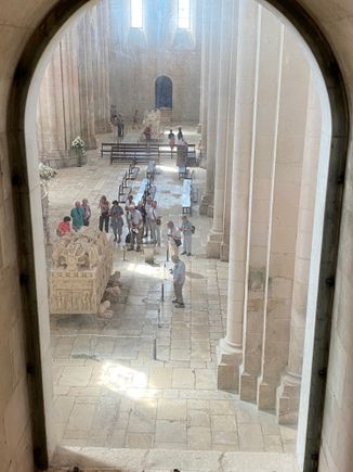 View of Pedro and Inês’ tomb from above