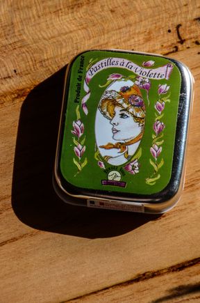 Violet pastilles bon-bons. These were intended as a leetle geeft for a certain Fodorite/violet enthusiaste who lived nearby...