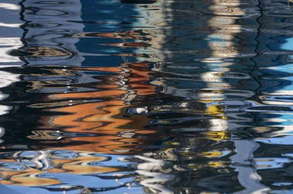 So we gaped at yet-another water reflection (see next song) then decided to take public bus L1. Mrs Z and I knew that its route takes one around the entire isle, not a bad way to kill an hour. Bar capricio sold us tickets. We made lemonade from lemons, as we viewed Chiaia, Carbogno, Solchiaro and Chiaiolella. The latter's chi chi beach has a a number of popular cafes and is favored by locals for sunsets.