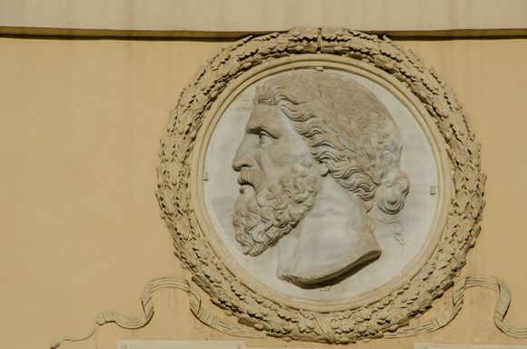 Some places have gone through multiple name changes throughout history. Here is 17C Villa Massimo, err the Franciscans of the Holy Land HQ, err Giustiani al Laterano, err Casino Lancelloti. Its impressive façade featured Pamphilj doves, Mannerist eagles and lots of stucco. It was next to the Cambridge prep school Sta. Maria.