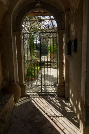 This place was across from Villa Maria. Those who've seen Canuck chef David Rocco and his wife in the TV series episode where they take their kids to vacation along the coast, will know that this villa was owned/operated by his older restauranteur friend.