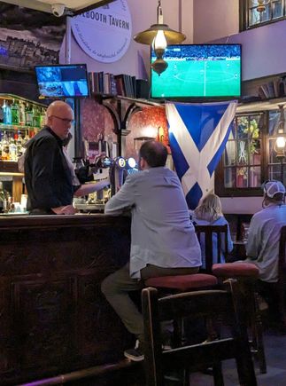 
England beat Scotland in a heartbreaker.