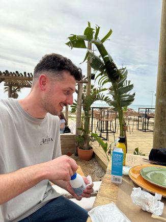 AZOTEA MEDIC COMES TO THE RESCUE AFTER EKSCRUNCHY TRIPS AND FALLS FLAT ON HER FACE IN THE MIDDLE OF THE RESTAURANT