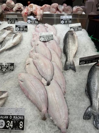 And look at this sole (lenguado)...it makes the NYC fish markets look pretty shabby....and the prices here are so much better!