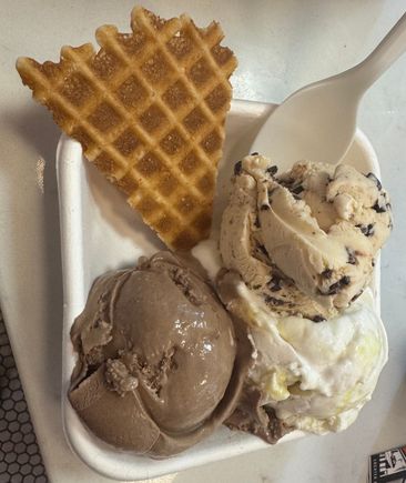 Silly Joyce, she thought those were full scoops, lol! They sell half scoops and I got milkiest chocolate, chocolate, lemon bar, and a peanut butter salt thingy. Outstanding!