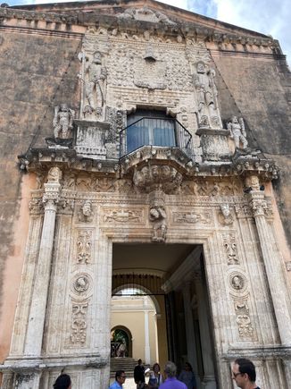 Casa de Montejo.  This casa was in the family for about 500 years.  Montejo was the original Spanish ruler. Not a nice guy. Now a bank owns it and part of it is a museum. And it's free!