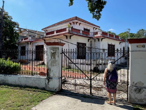 This appears to be an abandoned mansion but our guide the other night says it is owned by someone waiting for the right price