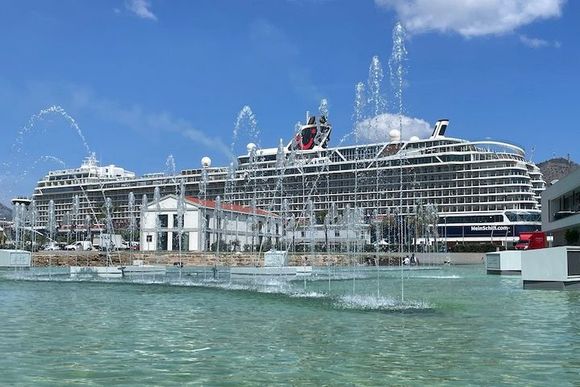 There's a modern development on the north/west side of La Cala with terraces, restaurants and walkways that ring the ruins of the Castello a Mare. This is adjacent to the cruise ship terminal.
