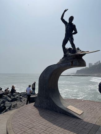 Surfer monument 