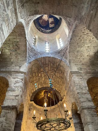We stopped at the Plateia Mitropoleos, where a lovely 11th C church, Church of Kapnikarea, sits beside the Metropolis, the cathedral of the Archbishopric of Athens