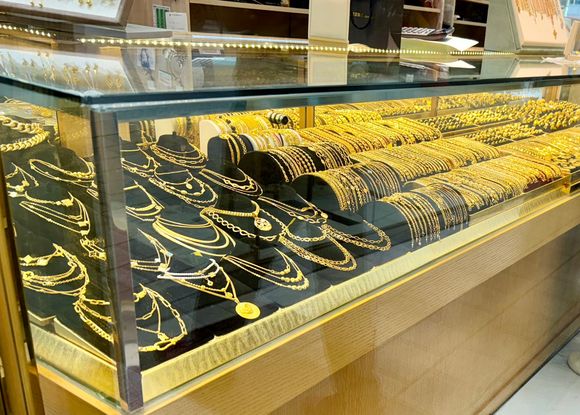 Our hotel was just 10 minutes from the most famous jewelry street probably in Asia. There had to have been 200 of these shops one right after another! Supposedly best prices anywhere. Fortunately, Joyce wasn’t tempted by the gold or diamonds, which were there in phenomenal quantities.