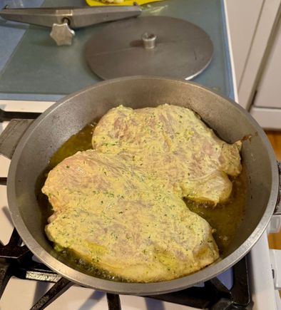 Note the "lid" and the clamp to screw the "lid" down onto the chicken.