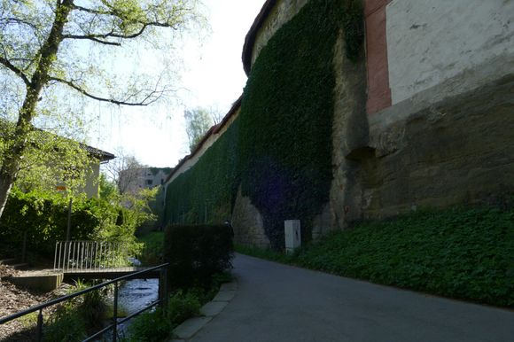 Again the town wall along the moat walk
