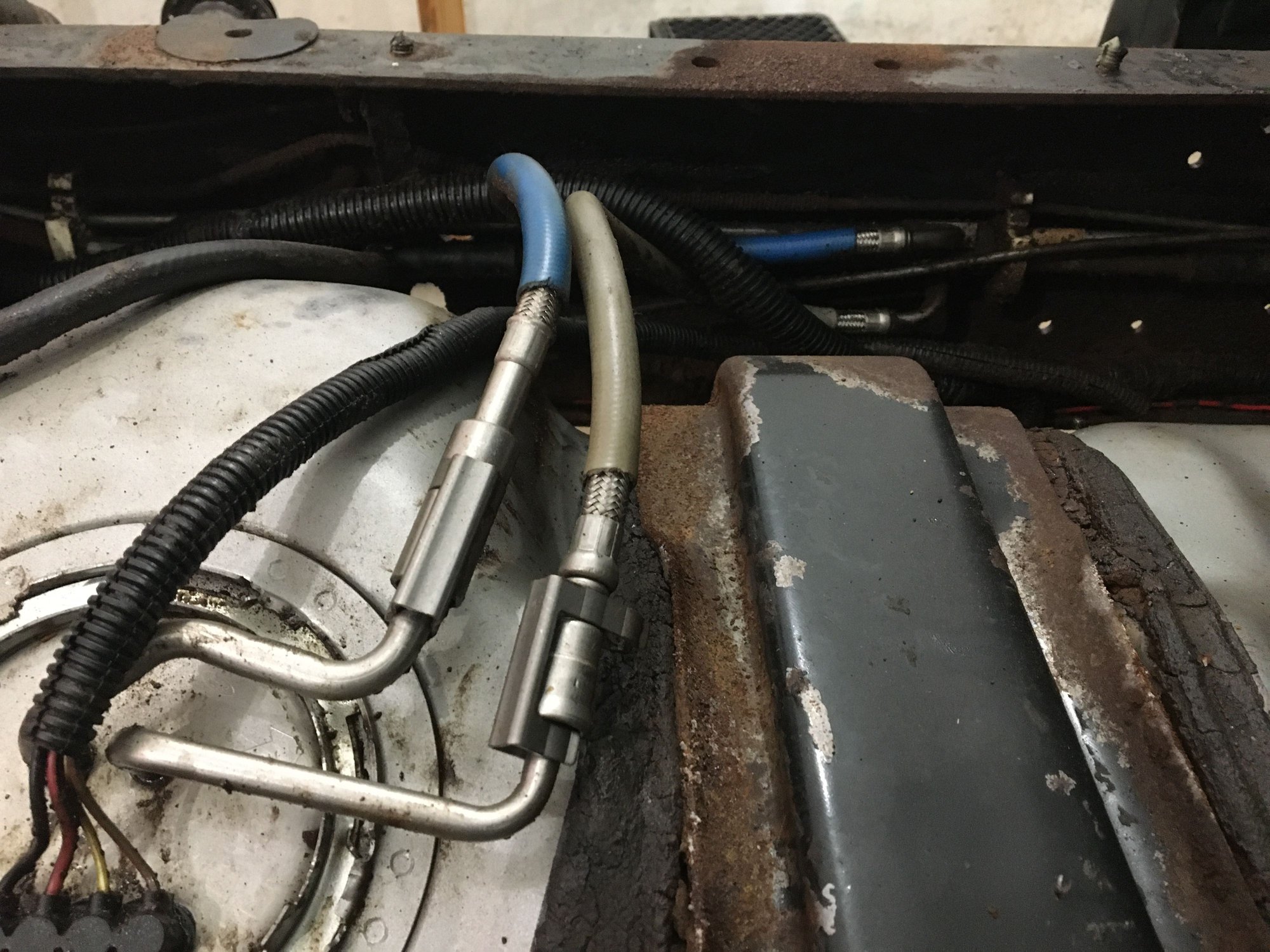 Fuel system sending unit / pump disassembled and fuel tank over flowing