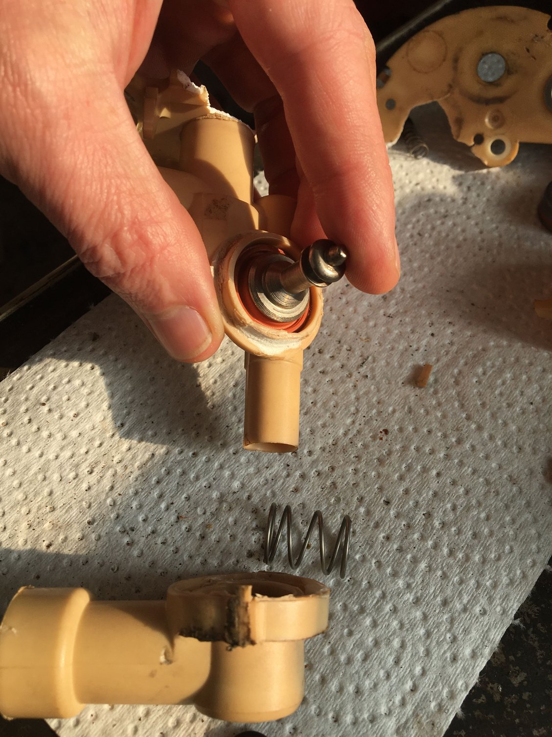 Fuel system sending unit / pump disassembled and fuel tank over flowing updated how it works