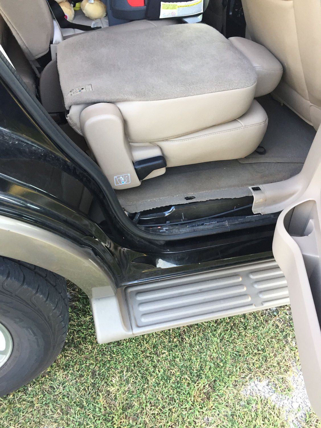 2003 Expy interior right rear quarter panel removal. PICTURE HEAVY