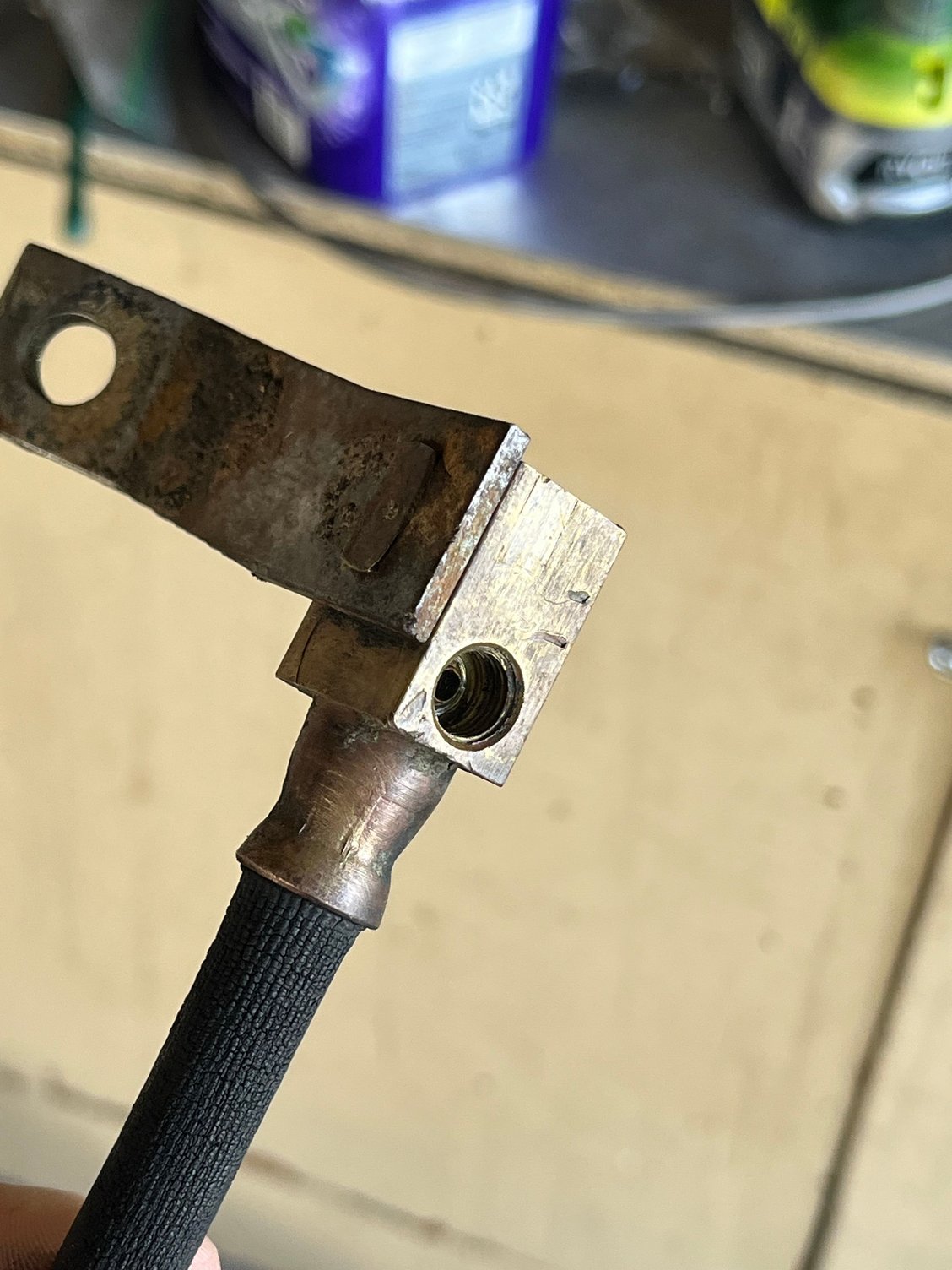 Left side of Tee block. Threaded connector from top pic was threaded into this. 