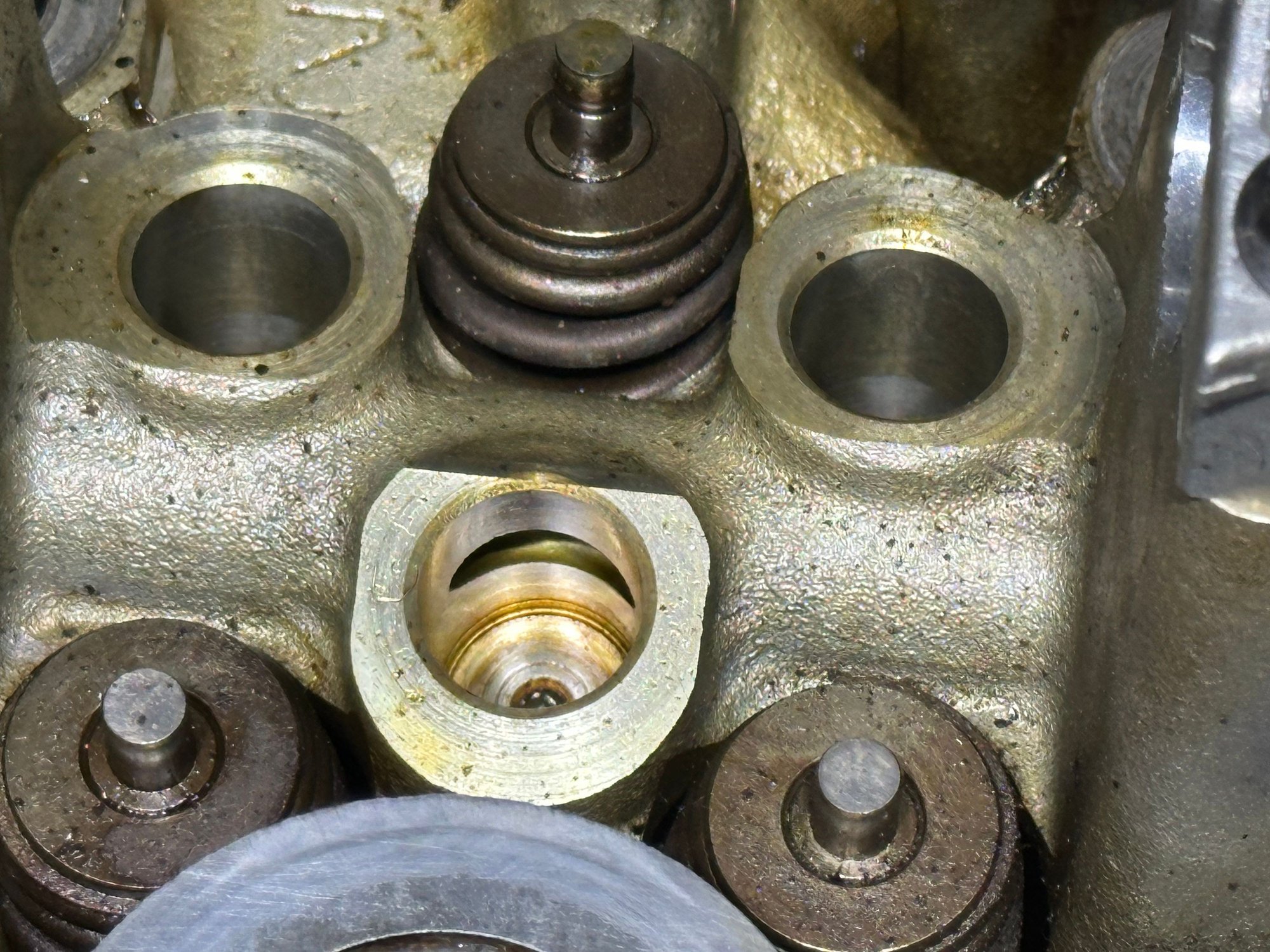 Rt (PASS) Cylinder Head - Oil Feed Hole