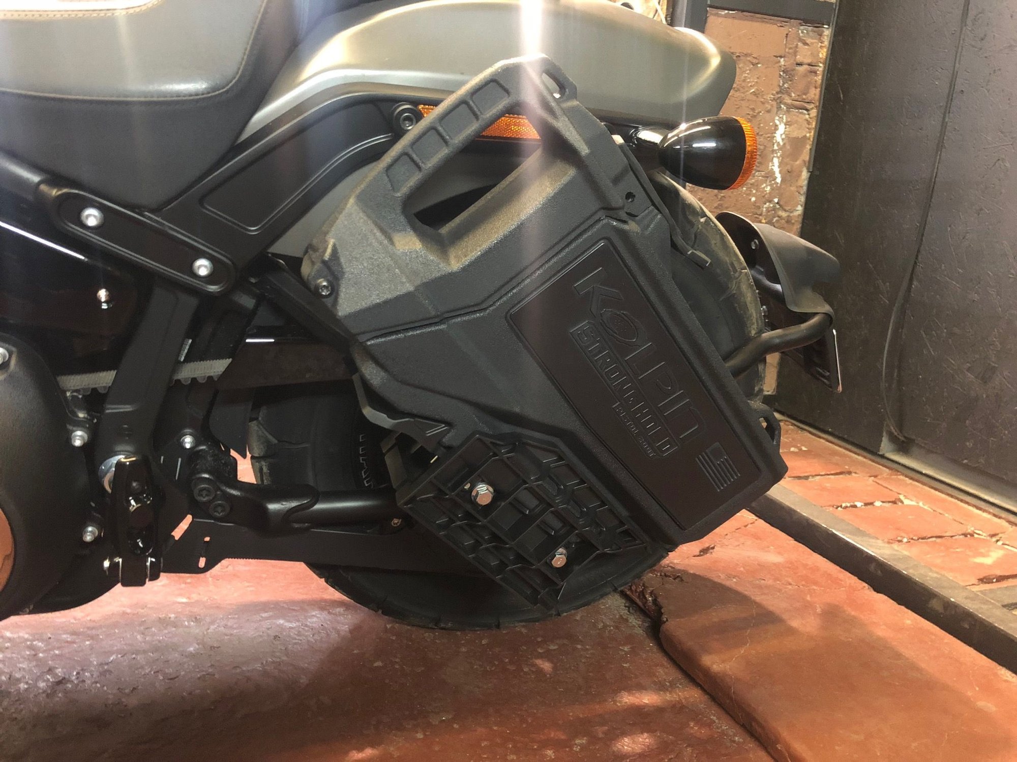 2018 fat bob swingarm bag