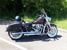 Deluxe fitted with, H-D Accessory Screen, Detachable leather covered bags