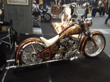 I thought this was a gorgeous example of a stretched fender, long-cholo Vicla. Fenders are perfect with great lines and a Shovel motor, no less. Just wish I had gotten it in focus.