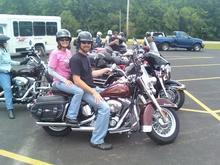riding with my folks and some of their friends.  That's my mom on the StreetBob to the far left, and dads Ultra Classic behind us.