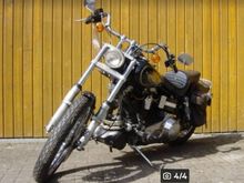 Here you can see the Electra Glide handelbars & custom risers, notice she still has the original turn signals wich are getting harder to find. 