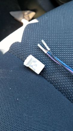 So my new front directional did not come with the clips shown in the picture, doesn't look like you can reuse them easily.  Wtf, well stop down to the local HD shop to inquire.  I would hope they wouldnr expect you to splice into the line.