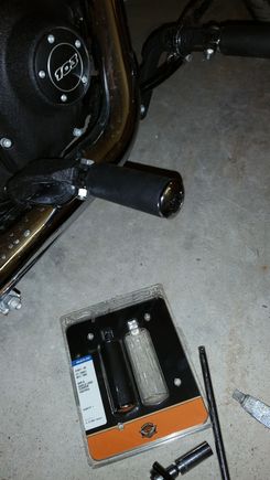 right mount is on, torqued to 35ft-lbs

peg on p/n: 91821-85

right done