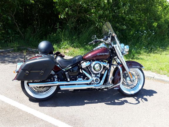 Deluxe fitted with, H-D Accessory Screen, Detachable leather covered bags