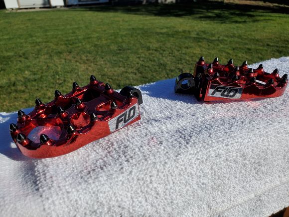 All the cleats done in black to really make 'em pop.