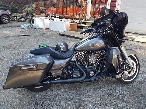 Back in December I switched out my chrome heat shields and Vance & Hines for black shields with black street cannons.