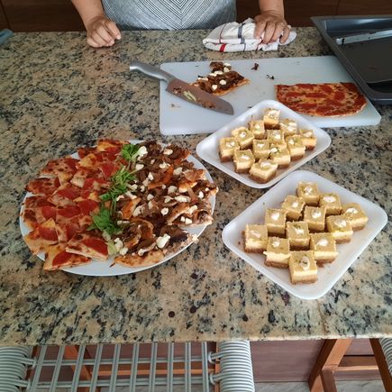 Suzie’s contribution. Key Lime cheesecakes and Flatbread mini pizza bites.