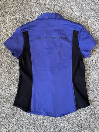 Womens HD zip up short sleeve shirt…size Medium…excellent condition (literally worn 2 times) smoke/pet free home..$30 shipped 