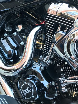 Gloss black cam cover and transmission end cover