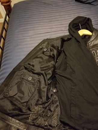 Inside right - 2 pocket and MP3 routing clip