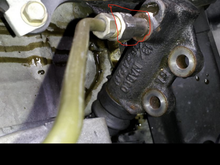 Somebody wayy back in 2016 couldn’t find it either and I still can’t ! Was changing out my slave cylinder and this is the connector to the line !