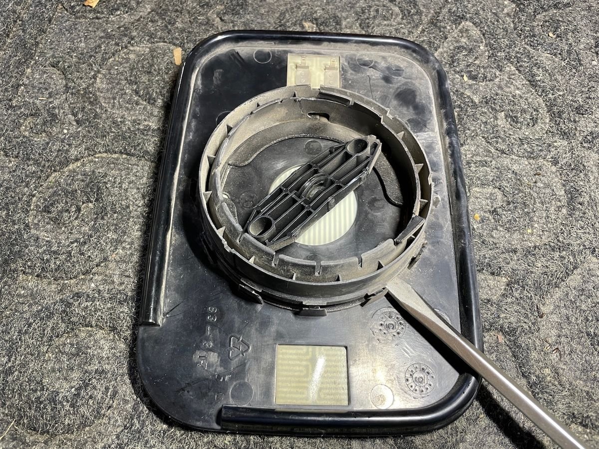 Can use a screwdriver to get the top half of the motor pulled from the glass.