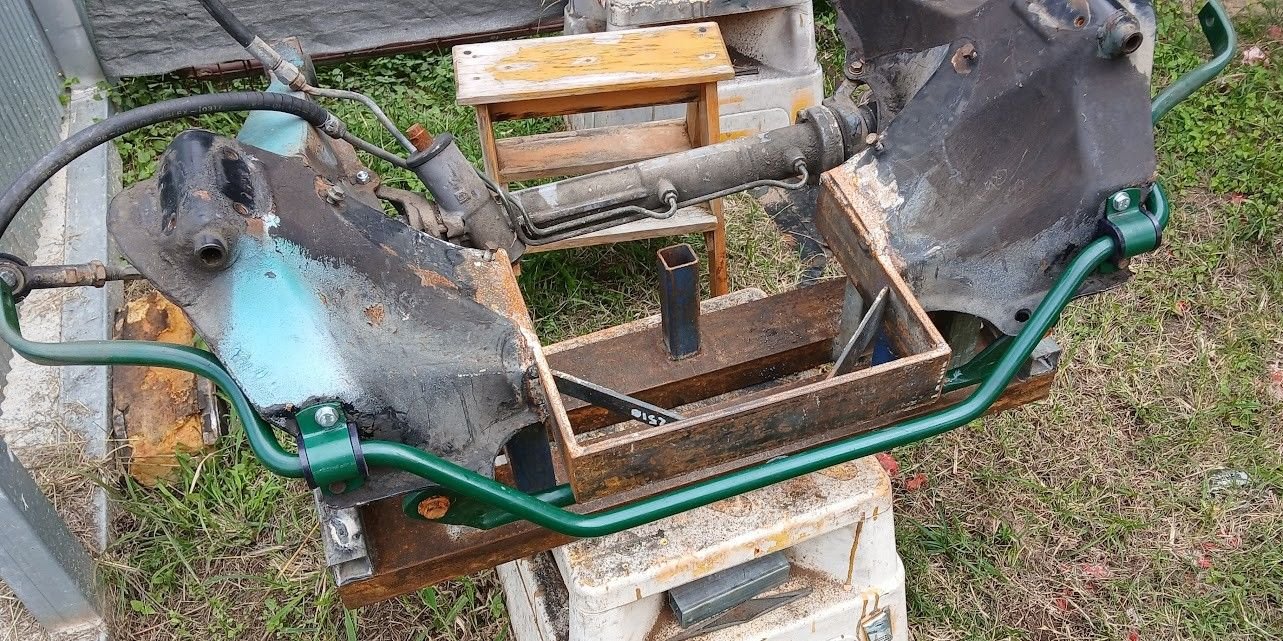 This picture shows it was all braced as it was being built, not no gussetts in the front as yet.