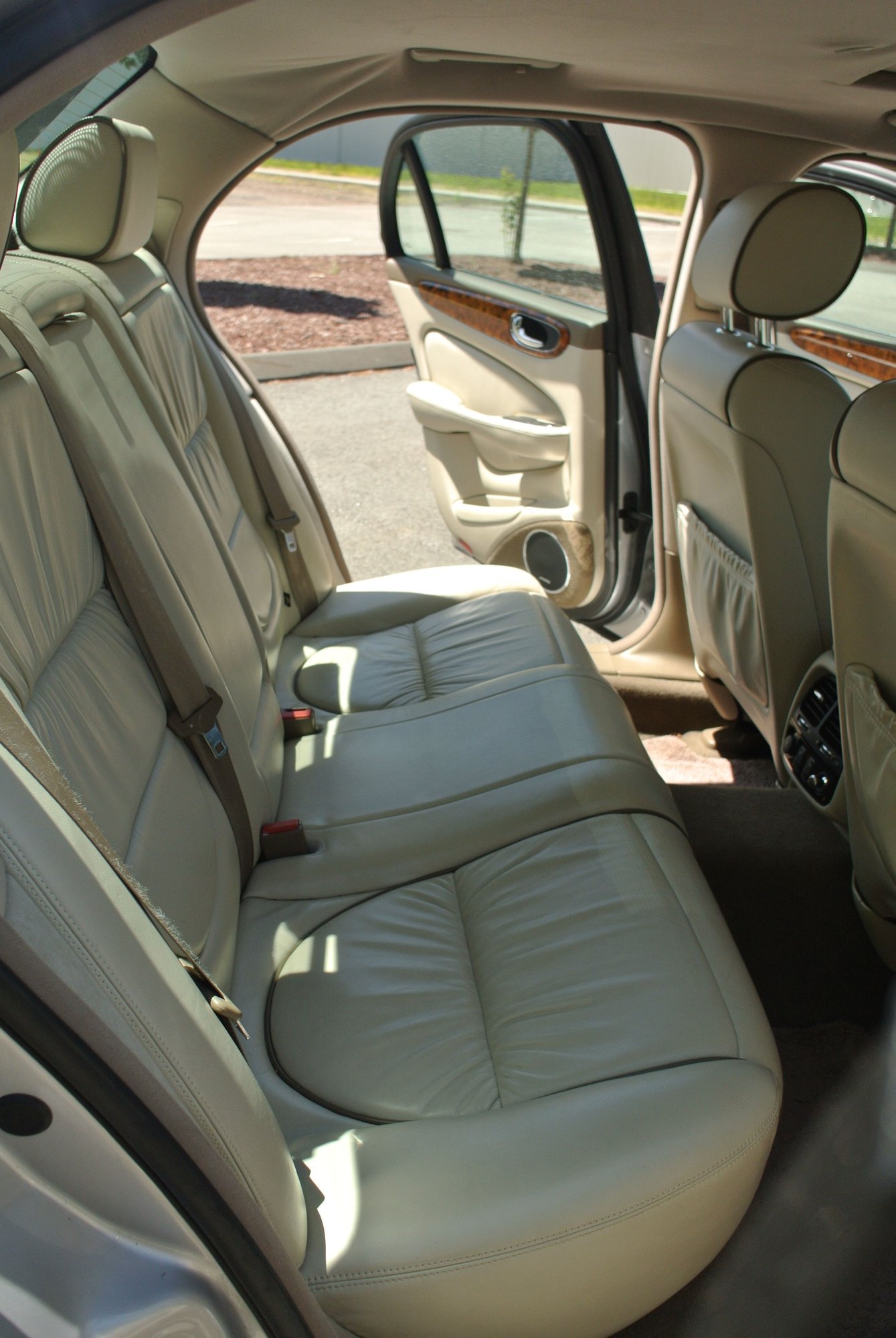2004 Jaguar Vanden Plas - 2004 Jaguar Vanden Plas with fully fucntioning factory air-electronic suspension - Used - VIN SAJEA74C14SG11606 - 167,200 Miles - 8 cyl - 2WD - Automatic - Sedan - Silver - South Windsor, CT 06074, United States