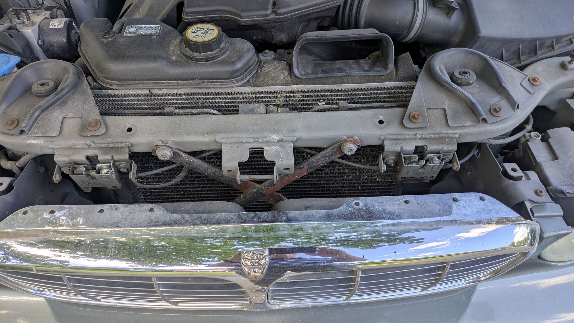 left and right latches, the left latch is on the right of this picture.