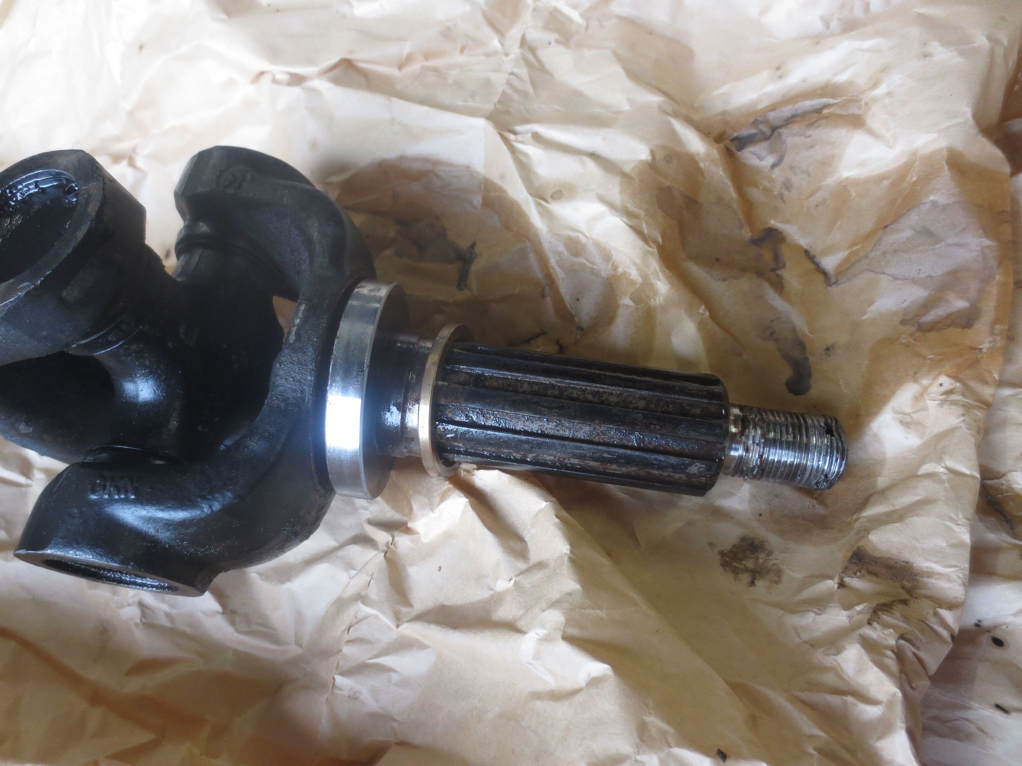 Oil seal track on driveshaft in the correct position. The copper coloured shim is an important item in setting the bearing endfloat.